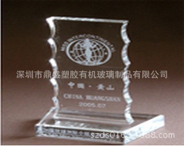 亚克力打标展示牌 深圳市鼎盛塑胶的专业工艺与市场解析